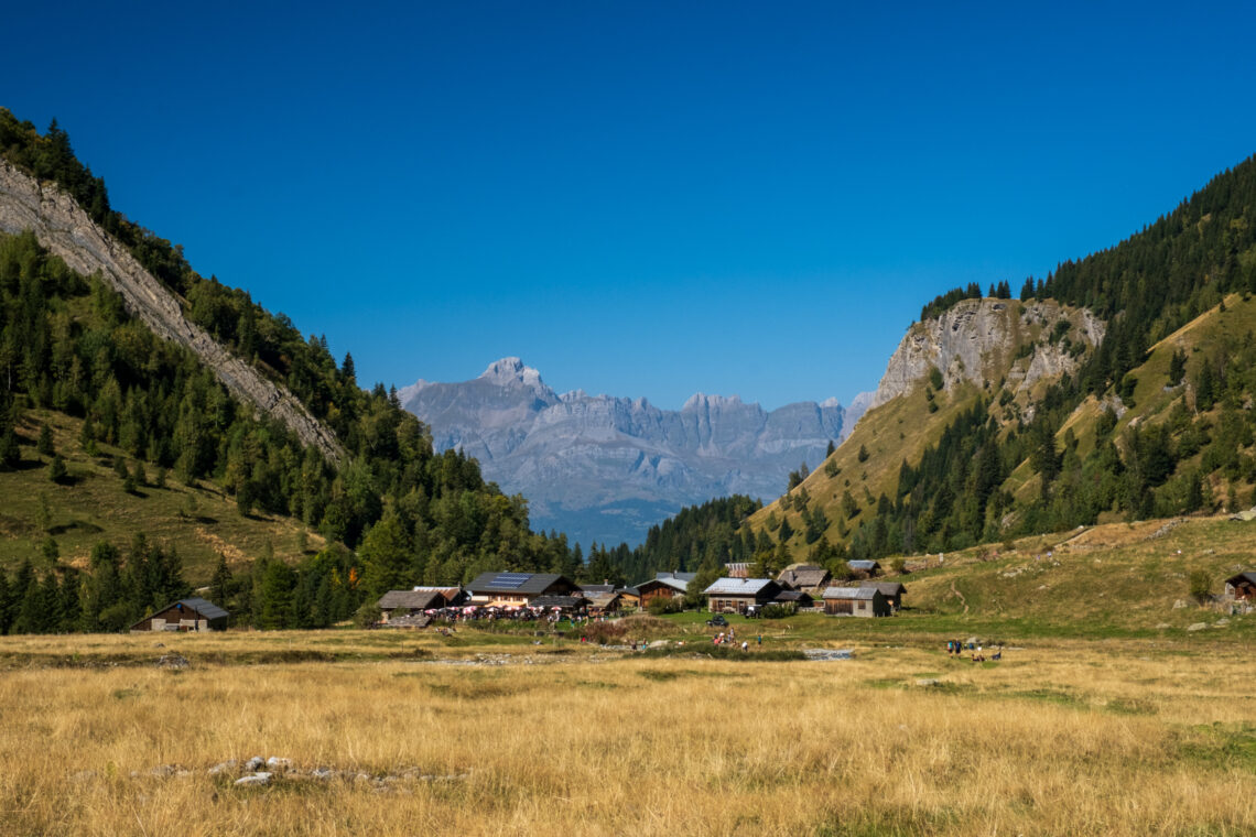 la vue depuis la vallée vers le hameau
