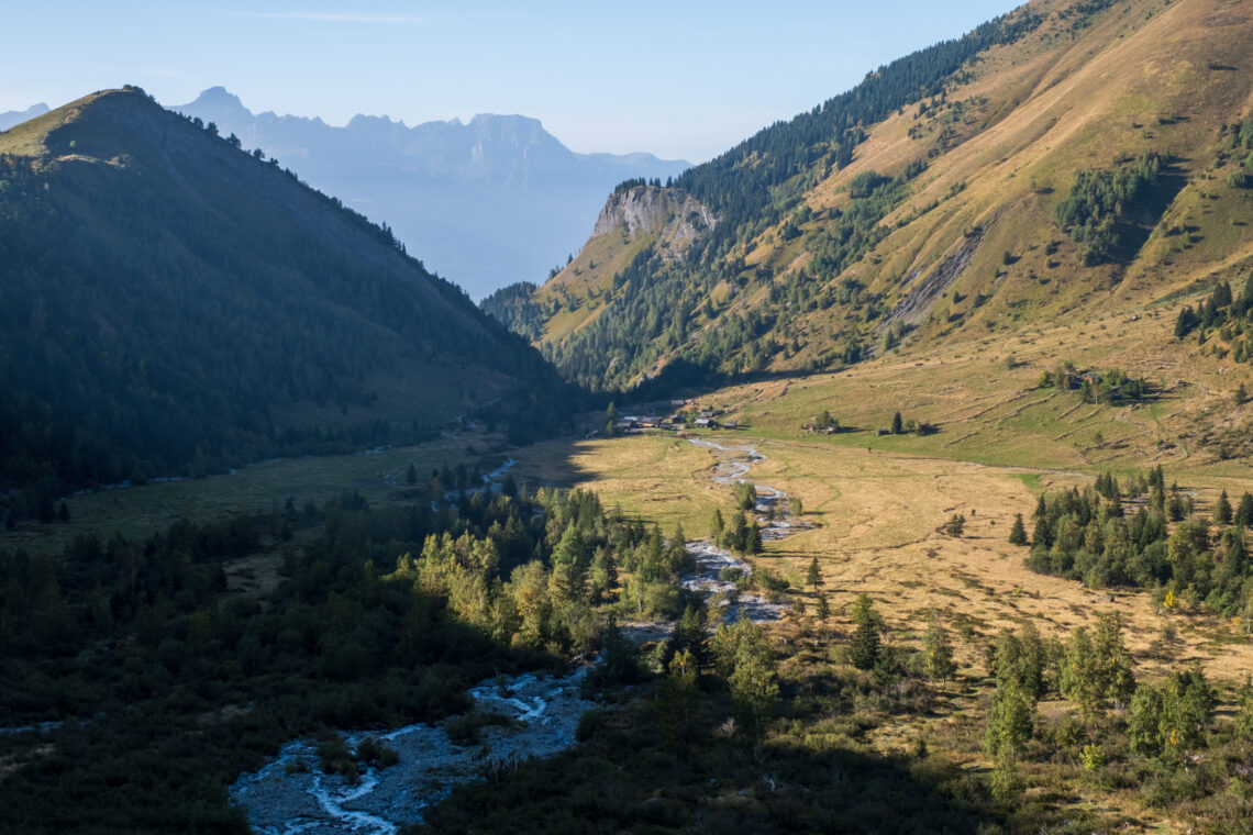 les lueurs du soir sur les chalets de miage